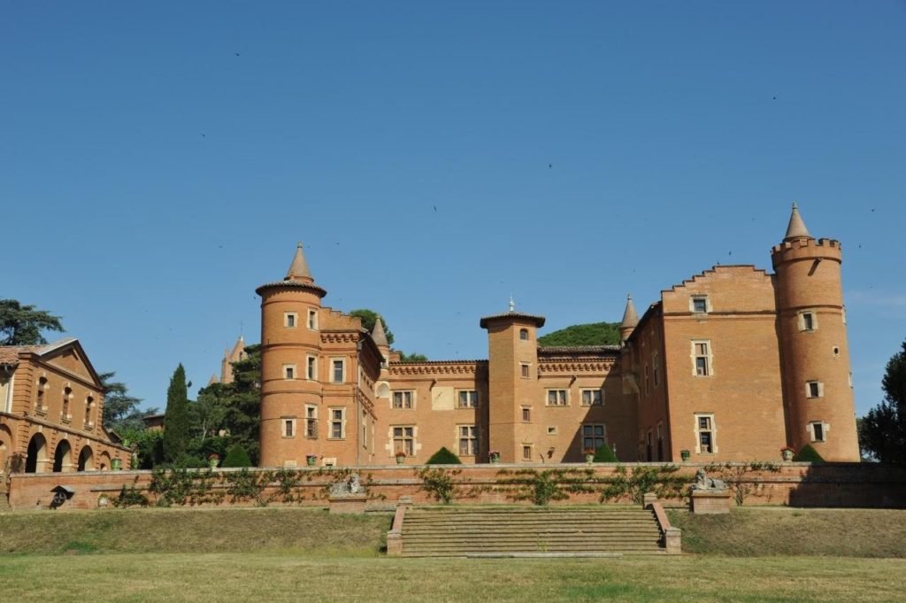 Le château de Pibrac (XIV e – XVI e siècles), inscrit aux monuments historiques Le parc du château, dessiné en 1897, inscrit au pré-inventaire des jardins remarquables