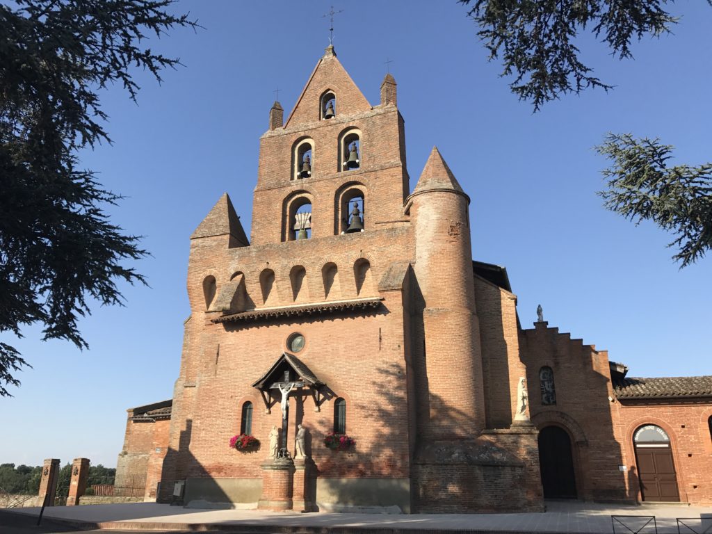 L'église Sainte-Marie-Madeleine: initialement dédiée au Saint-Sauveur, reconstruite au XIIIe siècle. Le clocher-mur et plusieurs pièces uniques sont protégés au titre des monuments historiques